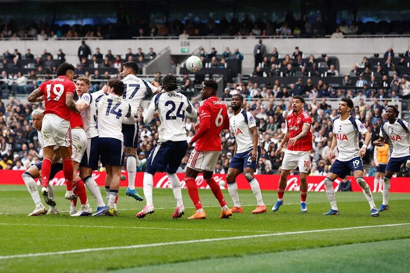 Tottenham vs Nottingham - Gà Trống gần hơn với Championship